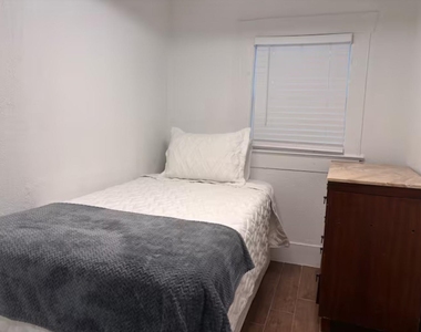 7427 Avenue H - Photo Thumbnail 6