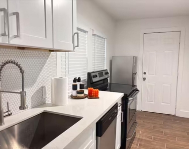 7427 Avenue H - Photo Thumbnail 3