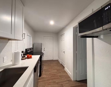 7427 Avenue H - Photo Thumbnail 2