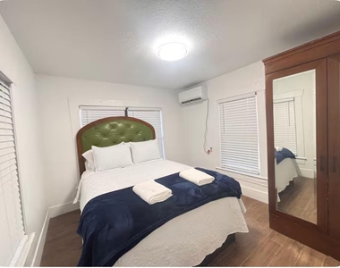 7427 Avenue H - Photo Thumbnail 5