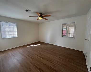 1009 Lawndale Avenue - Photo Thumbnail 6