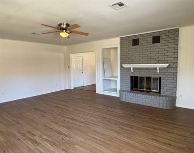 1009 Lawndale Avenue - Photo Thumbnail 14