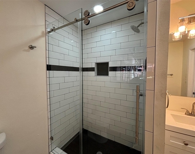 1009 Lawndale Avenue - Photo Thumbnail 8