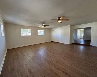 1009 Lawndale Avenue - Photo Thumbnail 11