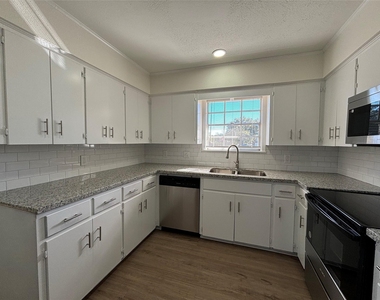 1009 Lawndale Avenue - Photo Thumbnail 2