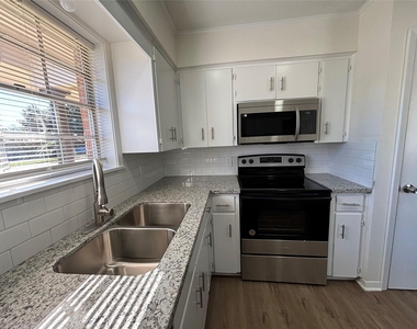 1009 Lawndale Avenue - Photo Thumbnail 3