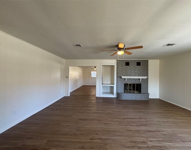 1009 Lawndale Avenue - Photo Thumbnail 5