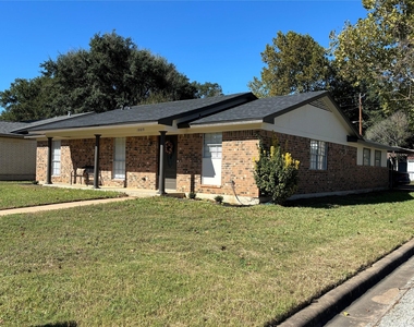 1009 Lawndale Avenue - Photo Thumbnail 17