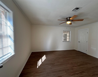 1009 Lawndale Avenue - Photo Thumbnail 7