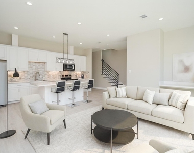 149 S 66 Street - Photo Thumbnail 2