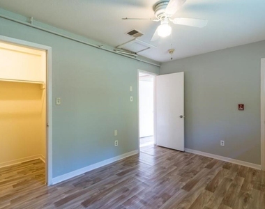 7621 Gleason Road - Photo Thumbnail 12