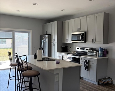 1006 Capetown Avenue - Photo Thumbnail 2