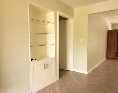 9810 Cliffwood Drive - Photo Thumbnail 7