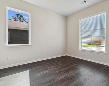 15885 Berry Hill Drive - Photo Thumbnail 3