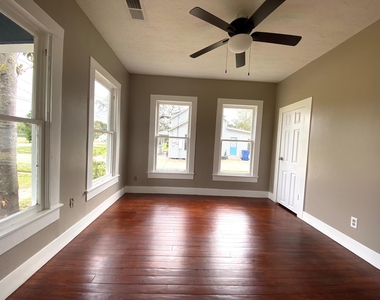 513 E Bernard Street - Photo Thumbnail 4