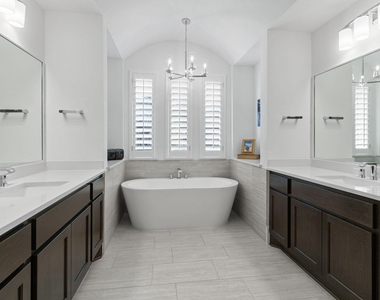 902 Falcon Hollow Lane - Photo Thumbnail 25