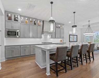 902 Falcon Hollow Lane - Photo Thumbnail 15