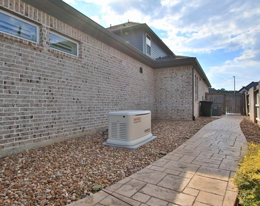 902 Falcon Hollow Lane - Photo Thumbnail 41