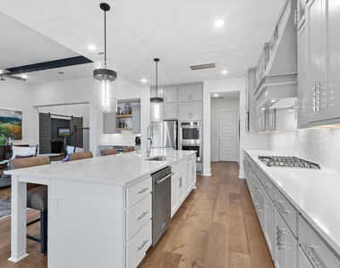 902 Falcon Hollow Lane - Photo Thumbnail 17