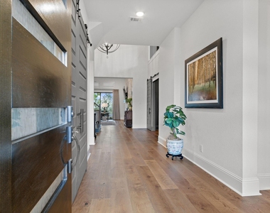 902 Falcon Hollow Lane - Photo Thumbnail 7