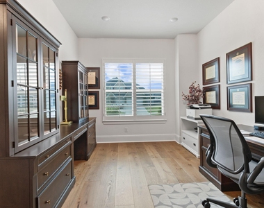 902 Falcon Hollow Lane - Photo Thumbnail 9