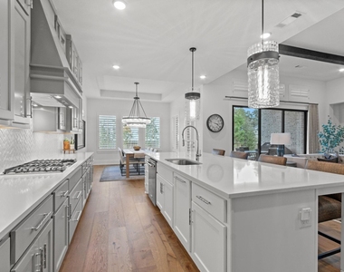 902 Falcon Hollow Lane - Photo Thumbnail 18