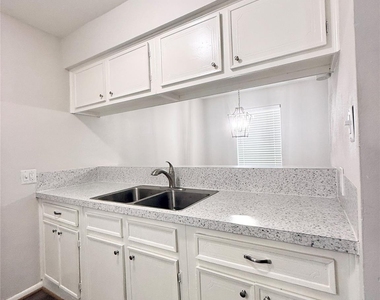 321 E Cedar Street - Photo Thumbnail 9