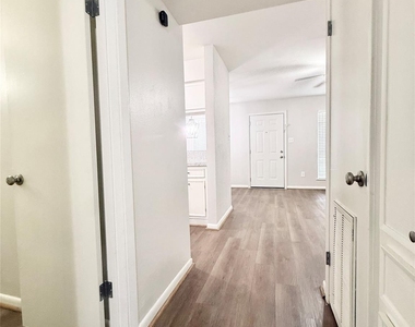 321 E Cedar Street - Photo Thumbnail 11