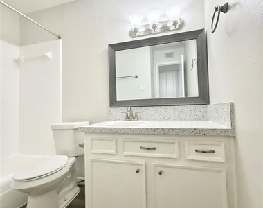 321 E Cedar Street - Photo Thumbnail 16