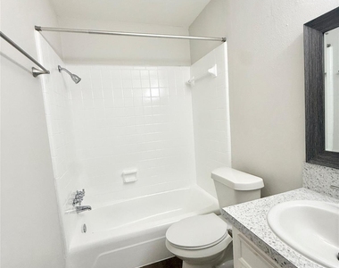 321 E Cedar Street - Photo Thumbnail 17