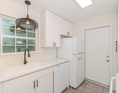 135 W Barkley Street - Photo Thumbnail 2