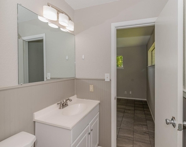 135 W Barkley Street - Photo Thumbnail 14