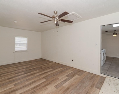 135 W Barkley Street - Photo Thumbnail 9