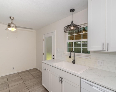 135 W Barkley Street - Photo Thumbnail 3