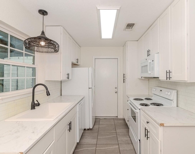 135 W Barkley Street - Photo Thumbnail 4