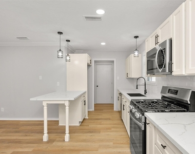 1803 S Park Street - Photo Thumbnail 9