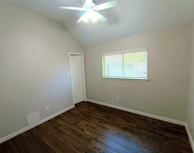 3821 Pin Oak Drive N - Photo Thumbnail 10