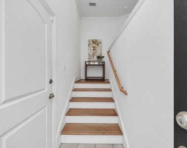 1628 W 24th Street - Photo Thumbnail 3