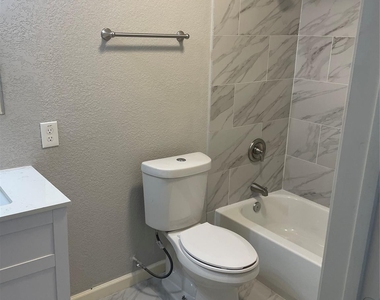 9216 1/2 E Avenue P - Photo Thumbnail 4