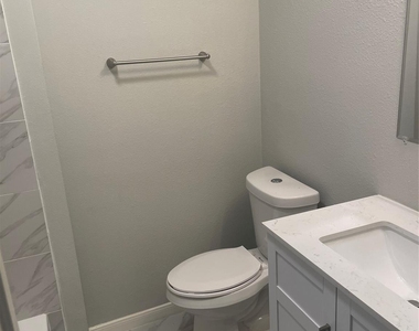 9216 1/2 E Avenue P - Photo Thumbnail 11