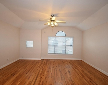 5941 South Loop E - Photo Thumbnail 7