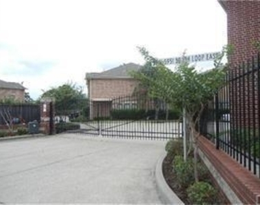 5941 South Loop E - Photo Thumbnail 2