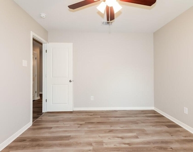 15653 Del Norte Drive - Photo Thumbnail 12
