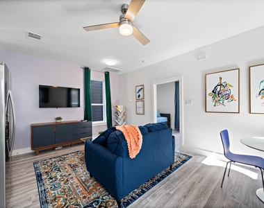 207 E 38th Street E - Photo Thumbnail 3