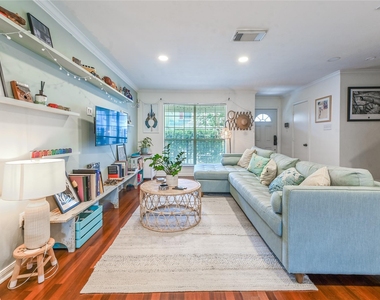 1004 Ruthven Street - Photo Thumbnail 2