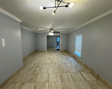 7910 Sands Point Drive - Photo Thumbnail 5