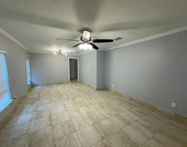 7910 Sands Point Drive - Photo Thumbnail 4