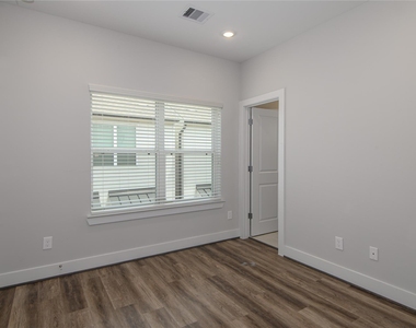 1274 N Post Oak Road - Photo Thumbnail 12