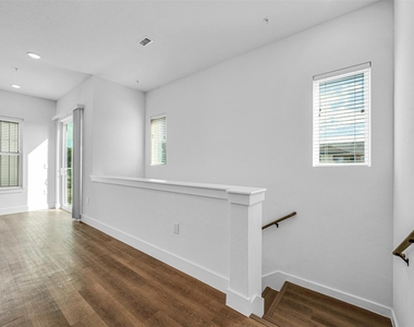 1601-426 Mustang Drive - Photo Thumbnail 4