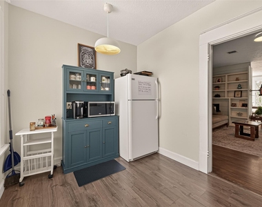 324 W Alabama Street - Photo Thumbnail 8